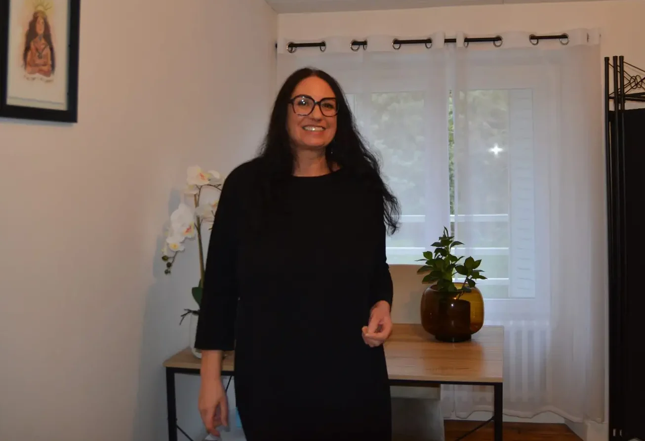 Hélène Gaboriau est thérapeute énergéticienne en Vendée. Elle se situe ici dans son cabinet à Saint-Denis-la-Chevasse, en Vendée